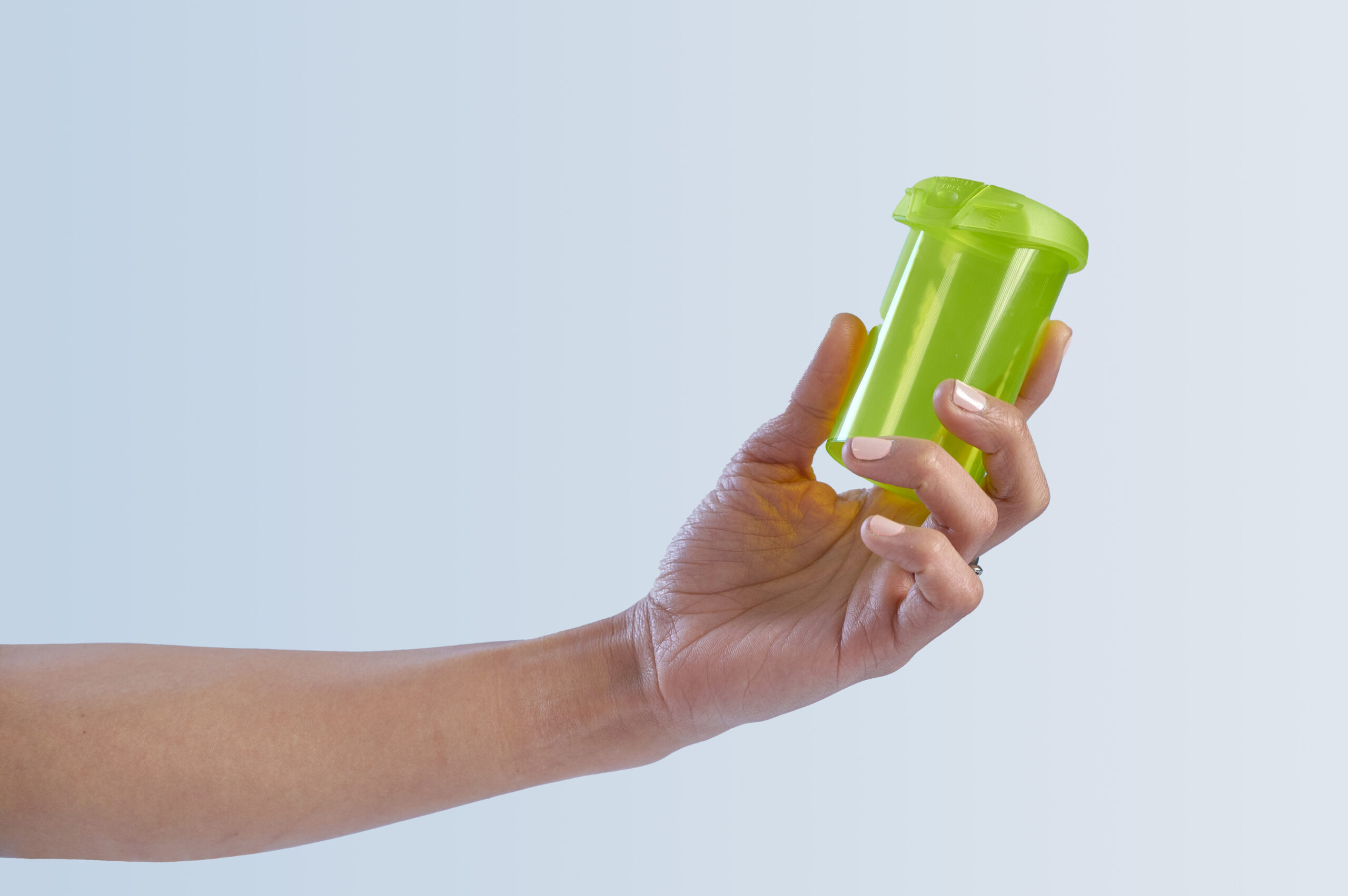 Mains manipulant produits Ecolopharm, usine
